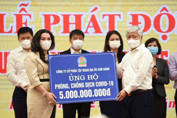 Địa ốc Kim Oanh ủng hộ 7 tỷ đồng mua vắc-xin Covid-19