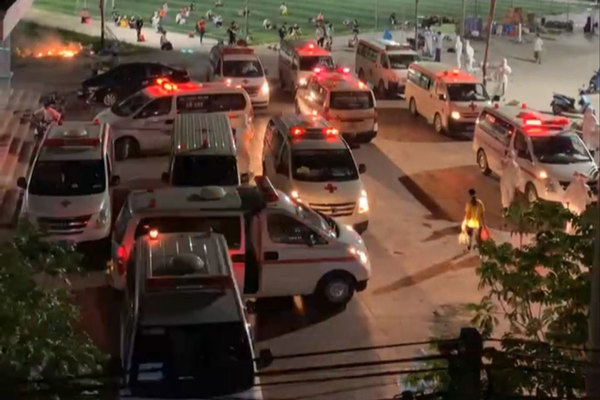Bắc Giang: Xe cứu thương hối hả đưa cả nghìn công nhân đi cách ly trong đêm