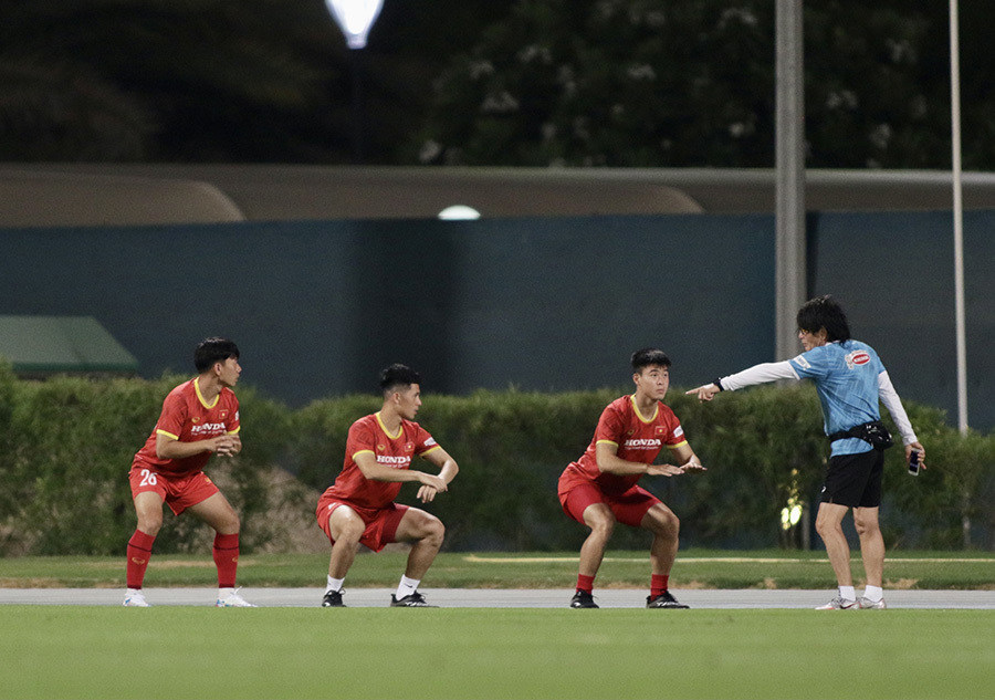 Tuyển Việt Nam rèn thể lực, Văn Hậu đủ sức đá ở UAE