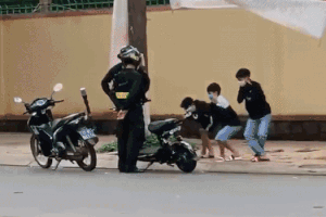 Cảnh sát phạt học sinh ‘thụt xì dầu’ để răn đe vi phạm giao thông