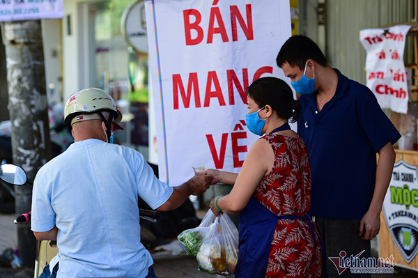 HCM City quiet after restaurants and shops close