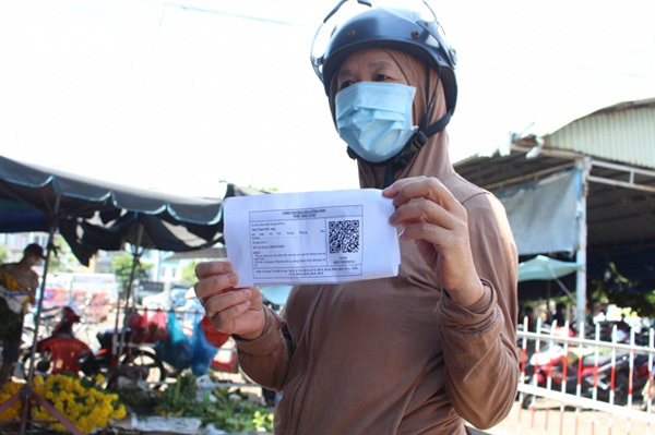 Residents of Da Nang begin using coupons with QR codes for shopping