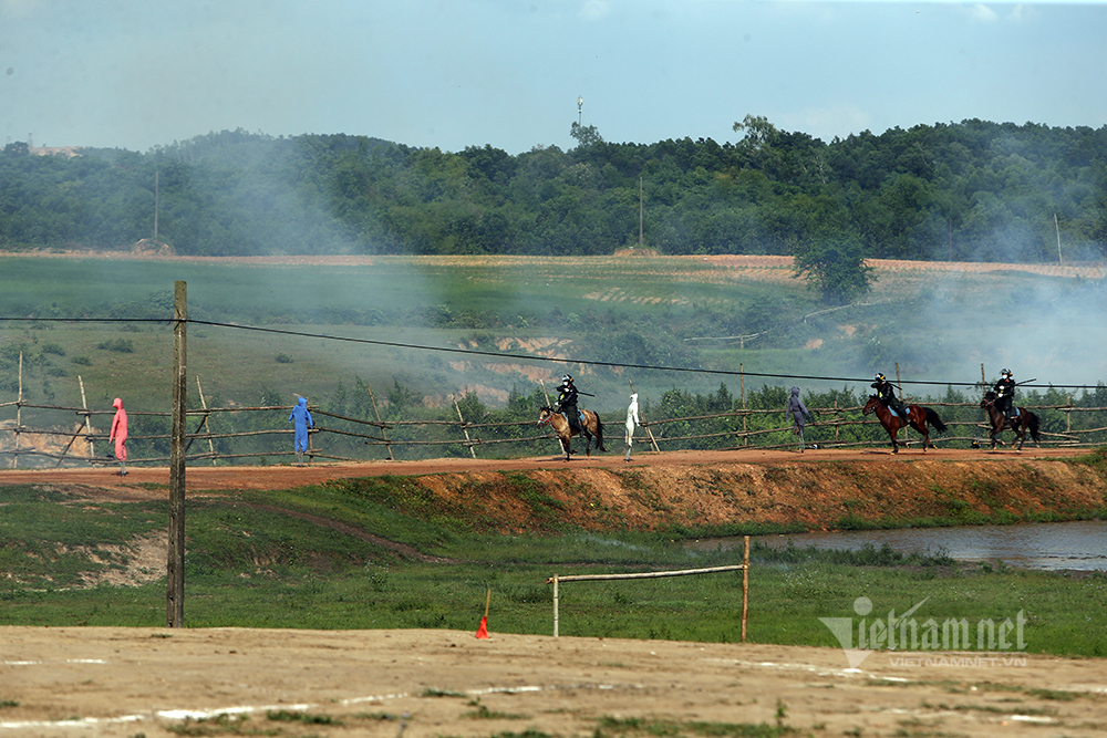 Cảnh sát kỵ binh đổ người bắn súng hai tay trên lưng ngựa