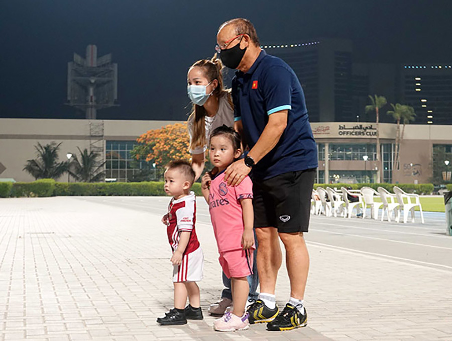 Thầy Park có hành động bất ngờ với fan Việt ở UAE