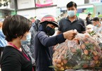Giữa trưa nắng nóng, người Hà Nội mua vải thiều ủng hộ Bắc Giang