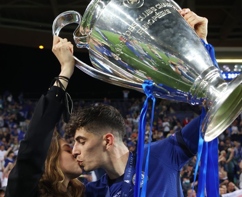 Người hùng Kai Havertz hôn bạn gái đắm đuối sau trận chung kết