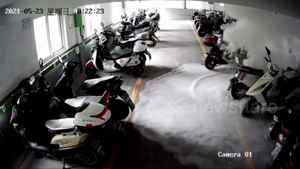 Cả hầm để xe gặp thảm họa vì chiếc xe đạp điện bất ngờ phát nổ