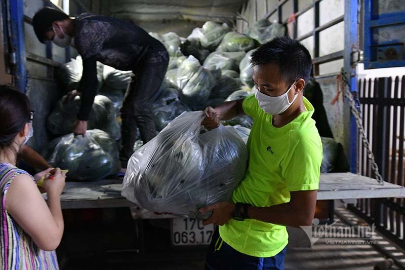 Hàng từ tâm dịch Bắc Giang đổ về, dân Hà Nội xuyên đêm ngóng đợi