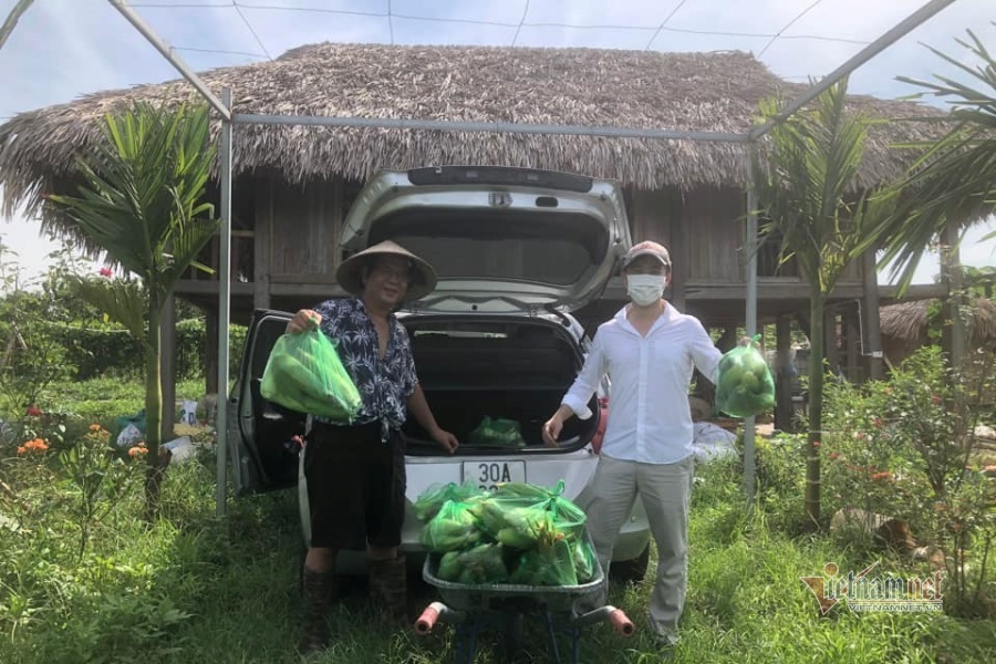 Thầy giáo Hà Nội bán hết ruộng ngô ủng hộ Bắc Giang chống dịch