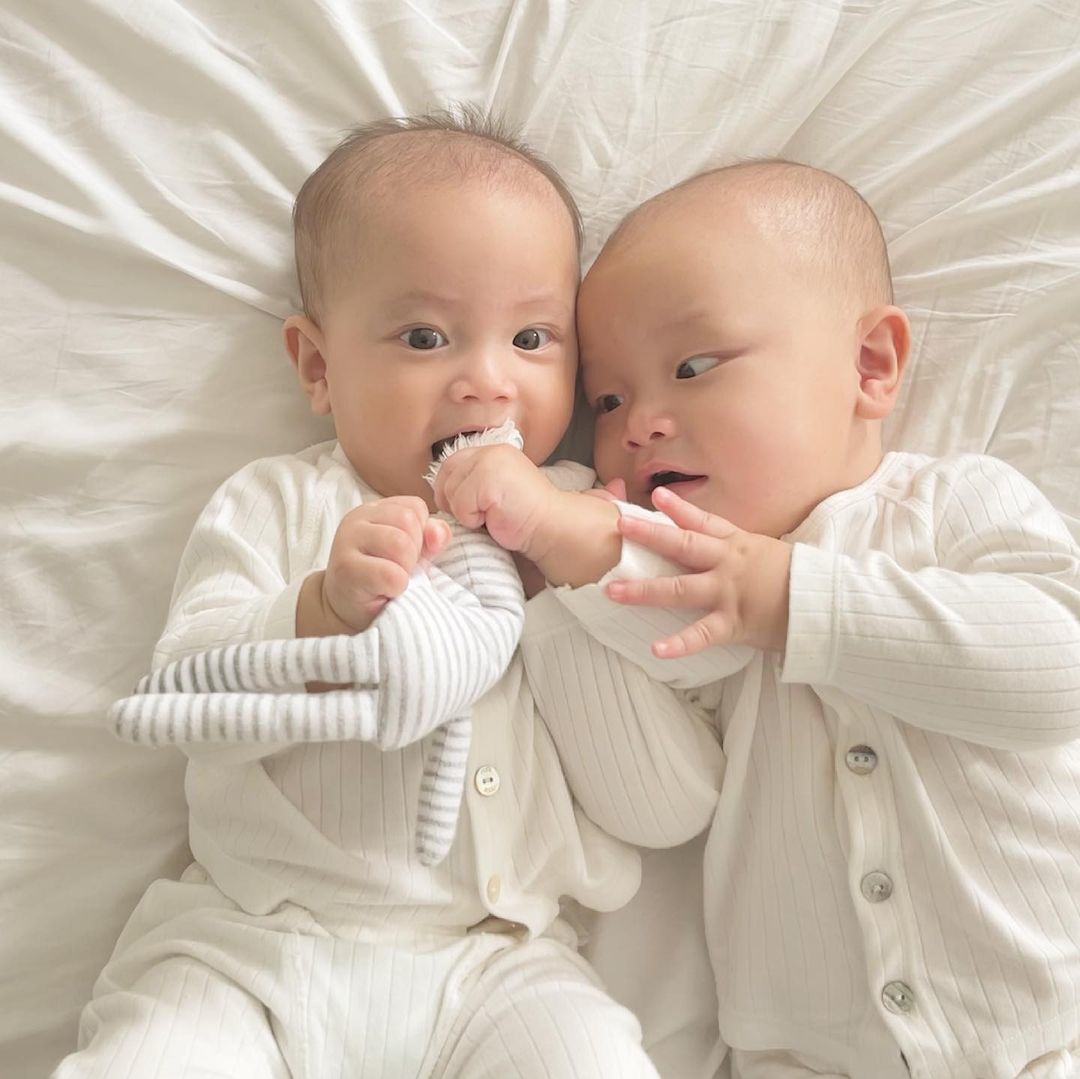 Bộ ảnh dễ thương 'vô đối' của 2 nhóc tỳ nhà Hồ Ngọc Hà - Kim Lý