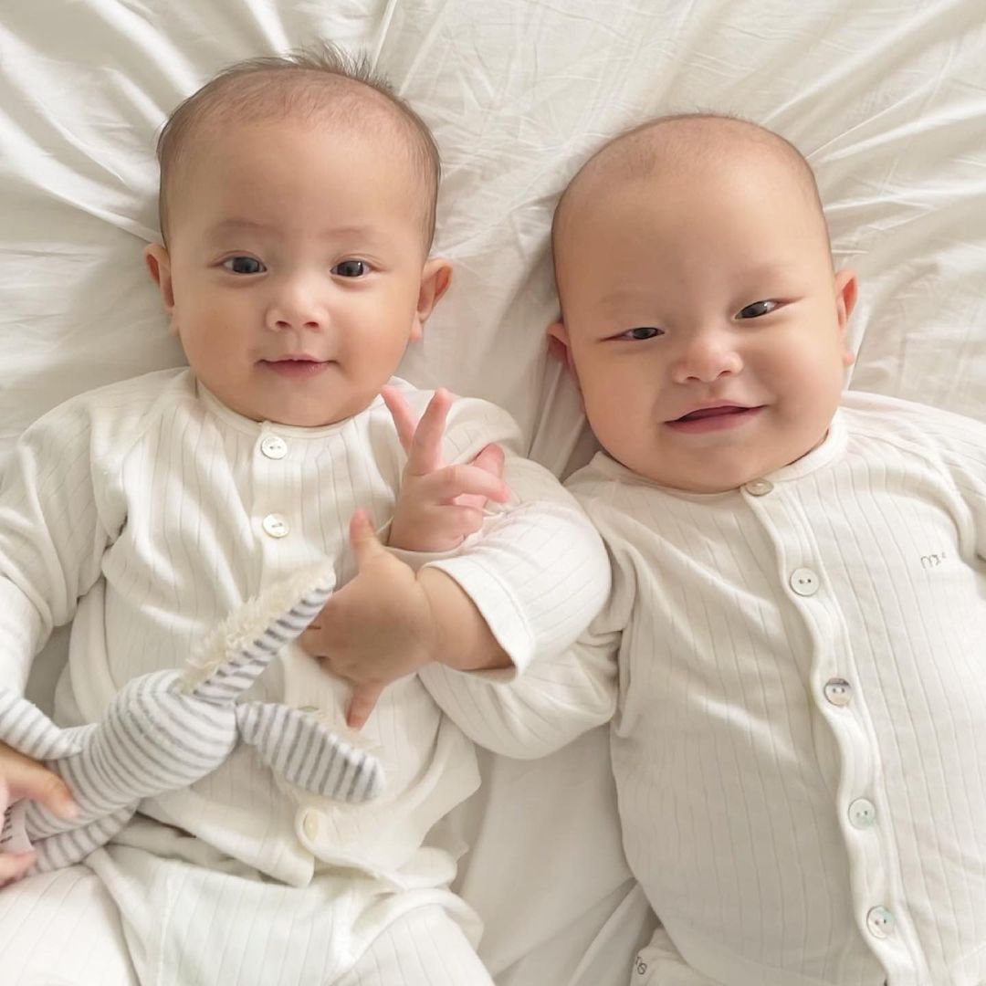Nếu bạn là fan của Hồ Ngọc Hà, Kim Lý và của trẻ nhỏ, hãy cùng nhìn vào bức ảnh nhóc tỳ vô cùng đáng yêu của họ. Trong chiếc áo len và đôi bốt chính là một sự kết hợp hoàn hảo giữa phong cách và sự đáng yêu.