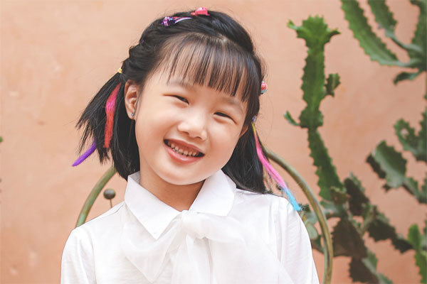 Cô bé 7 tuổi biết 4 thứ tiếng sắp ra mắt sách 'Bí mật học ngoại ngữ của tớ'