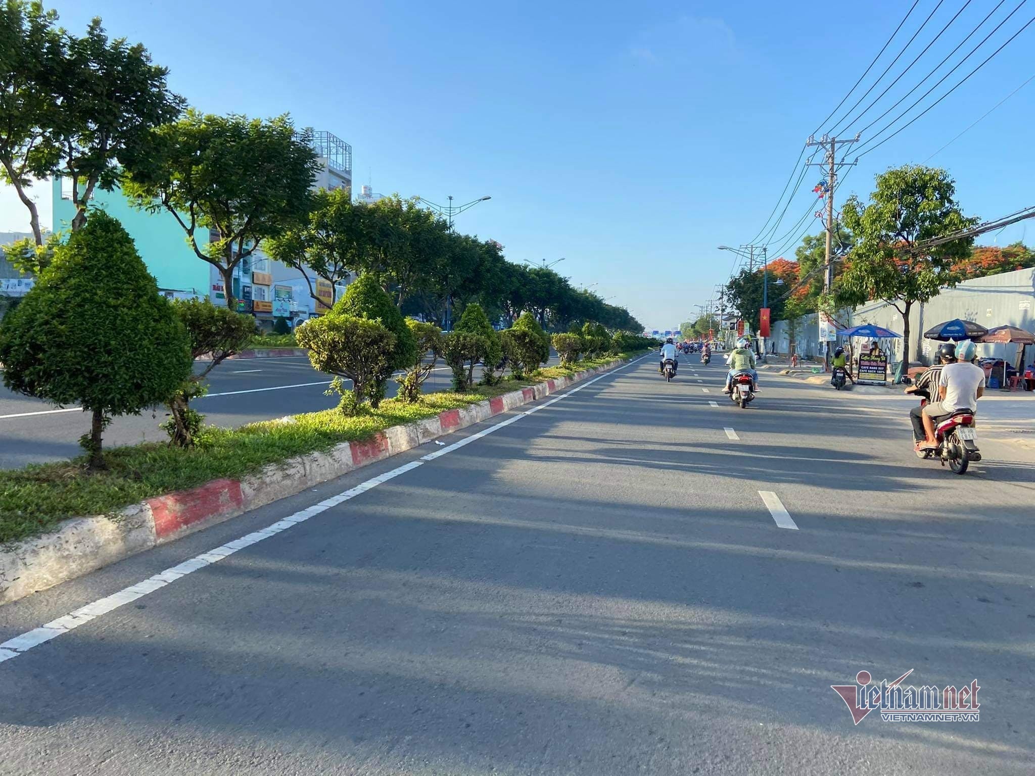 Đường phố TP.HCM vắng vẻ ngày đầu giãn cách xã hội