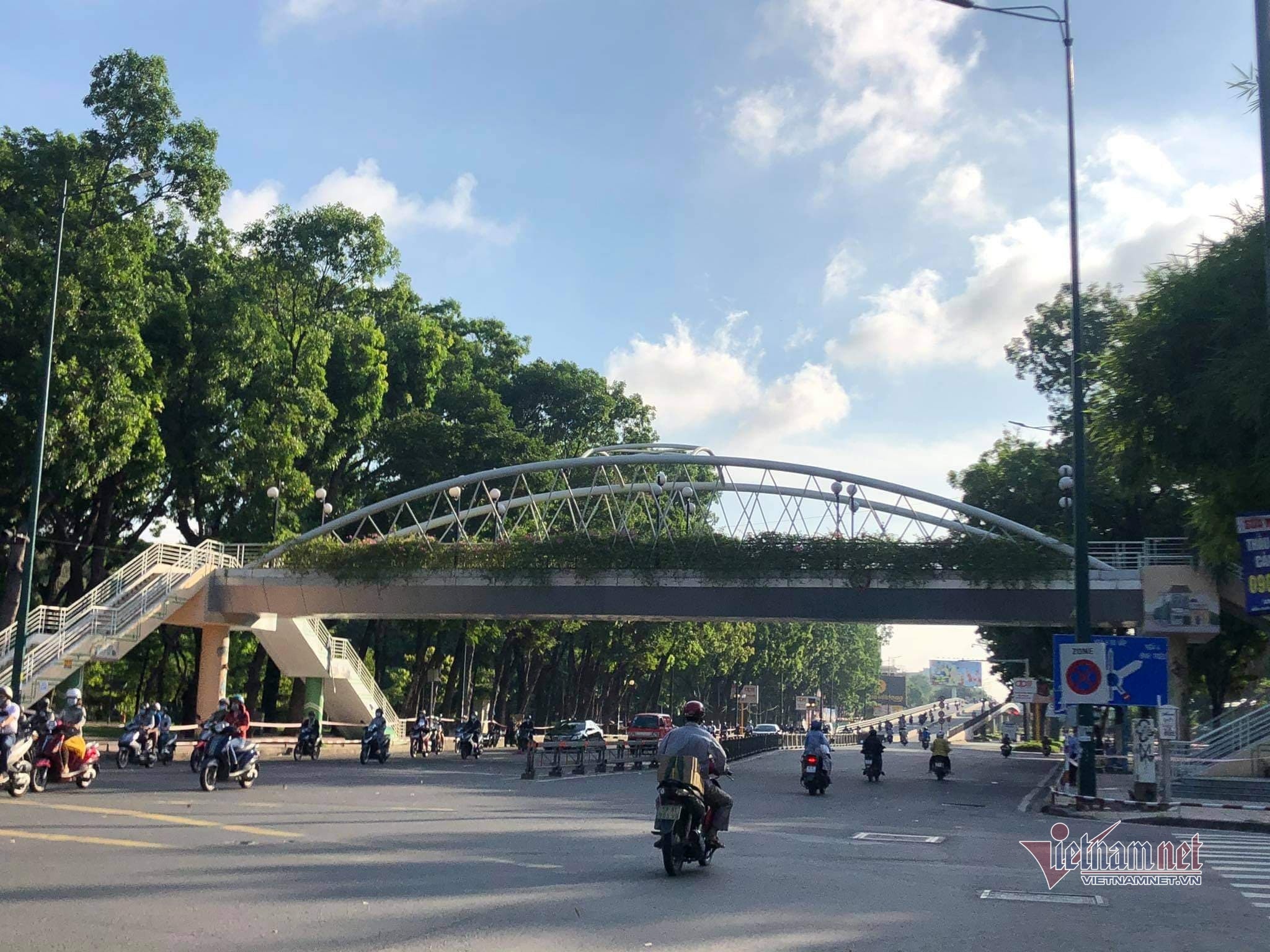 Đường phố TP.HCM vắng vẻ ngày đầu giãn cách xã hội