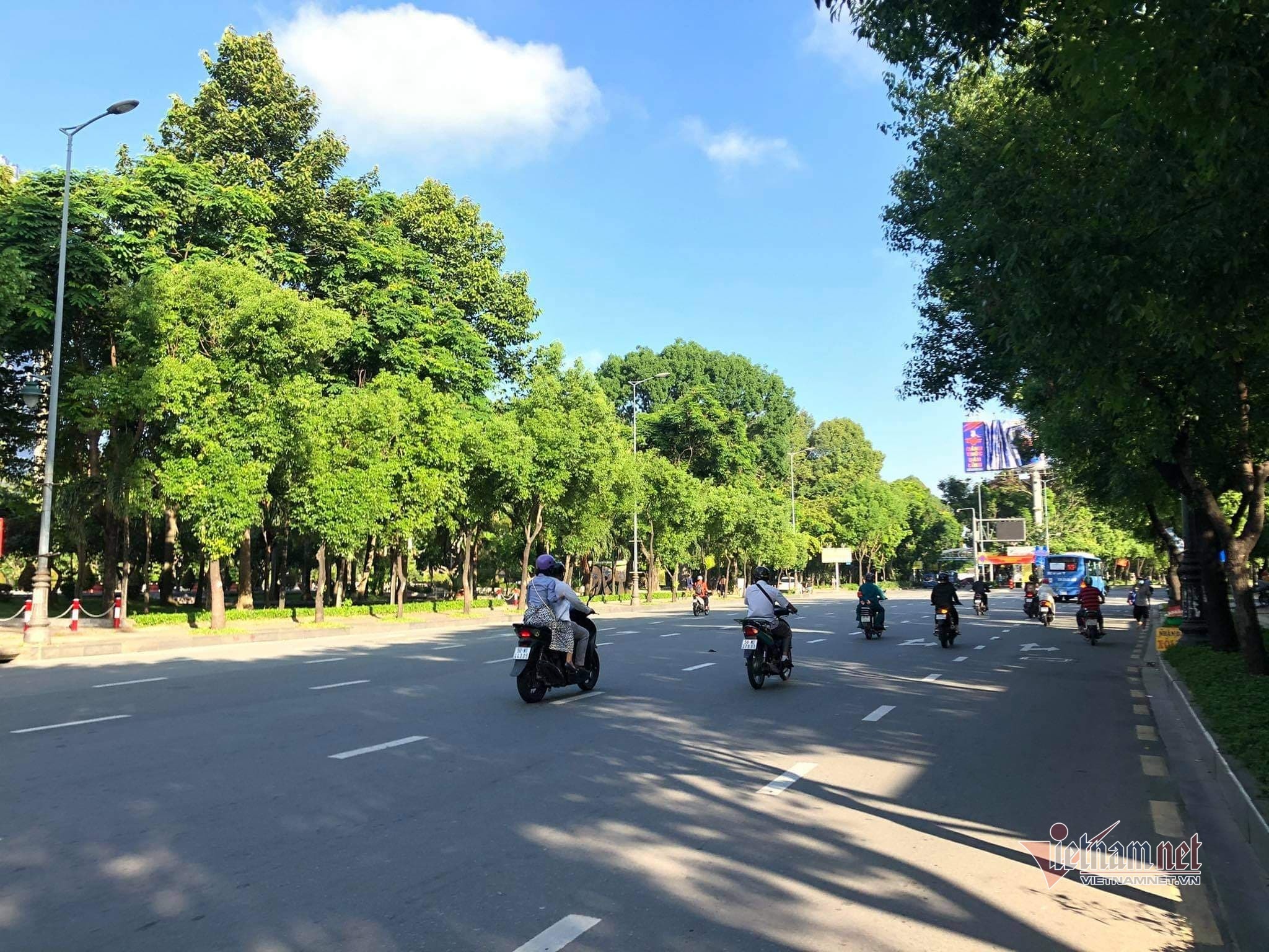 Đường phố TP.HCM vắng vẻ ngày đầu giãn cách xã hội