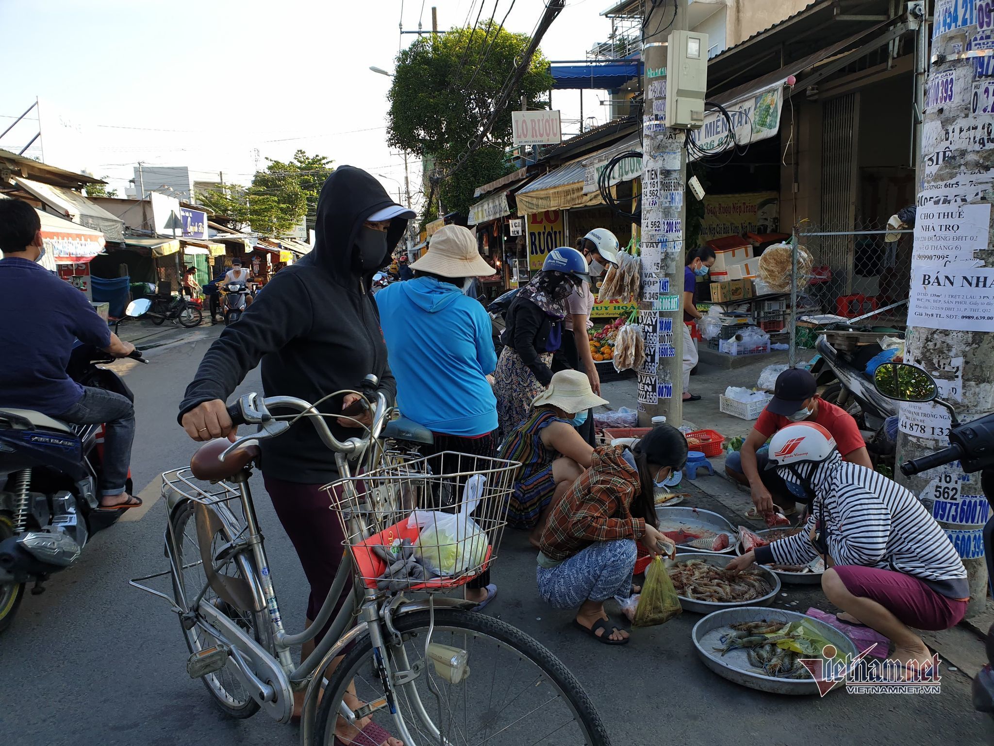 Đường phố TP.HCM vắng vẻ ngày đầu giãn cách xã hội