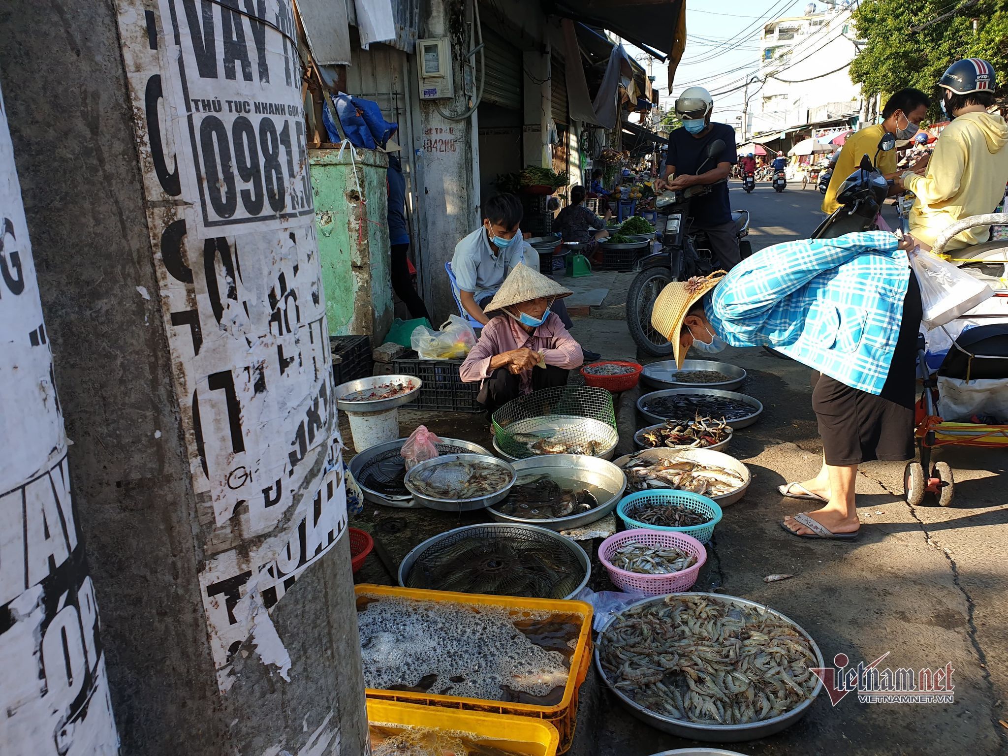 Đường phố TP.HCM vắng vẻ ngày đầu giãn cách xã hội