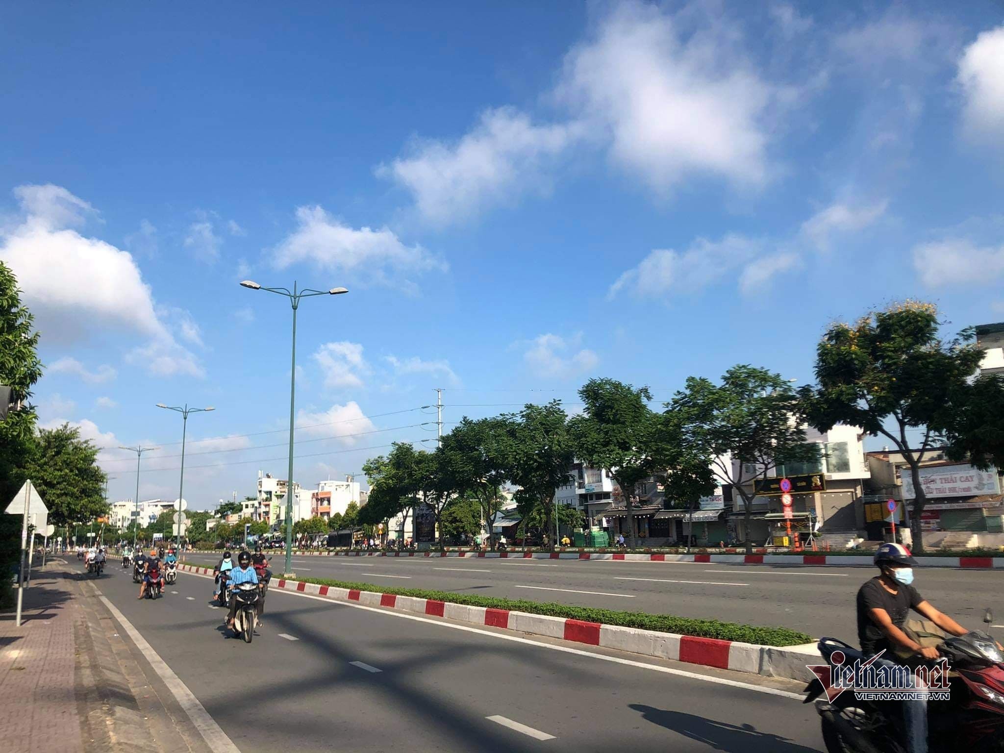 Đường phố TP.HCM vắng vẻ ngày đầu giãn cách xã hội