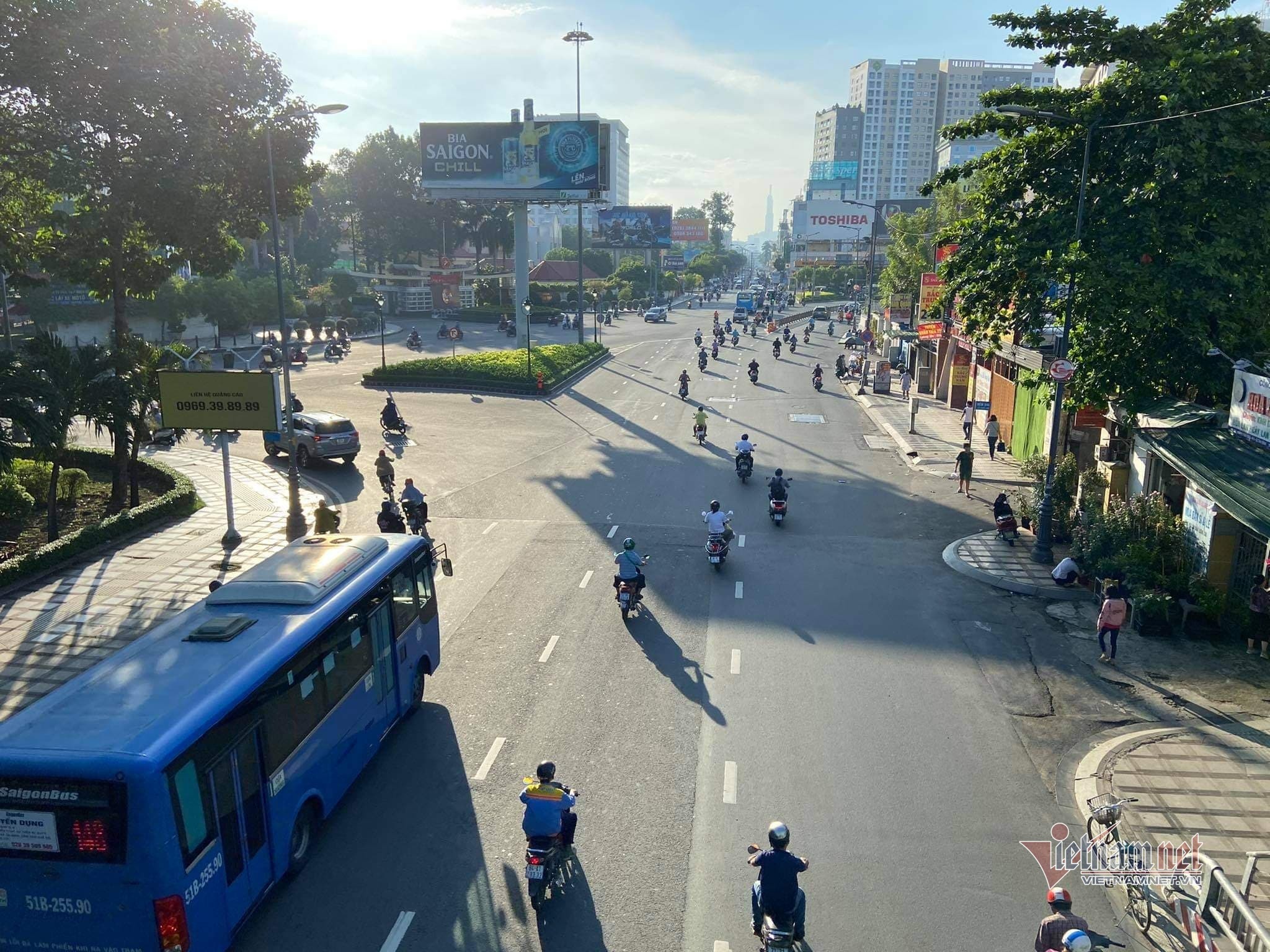 Đường phố TP.HCM vắng vẻ ngày đầu giãn cách xã hội