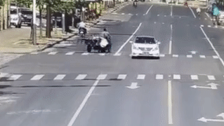 Bị kiểm tra, tài xế xe ba gác kéo lê cảnh sát trên phố