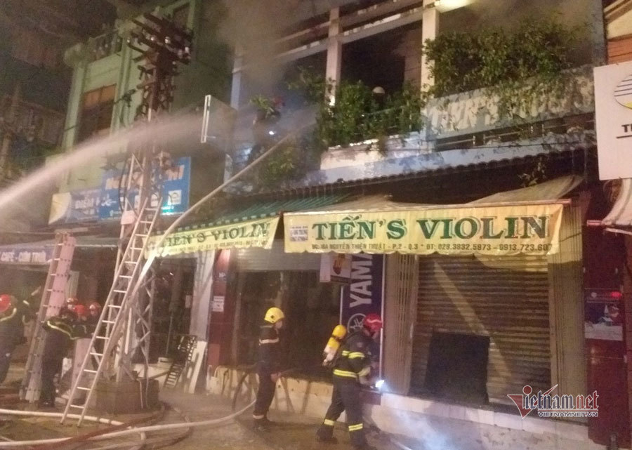 Cắt cửa cuốn cứu 4 người mắc kẹt trong đám cháy lúc rạng sáng ảnh 2