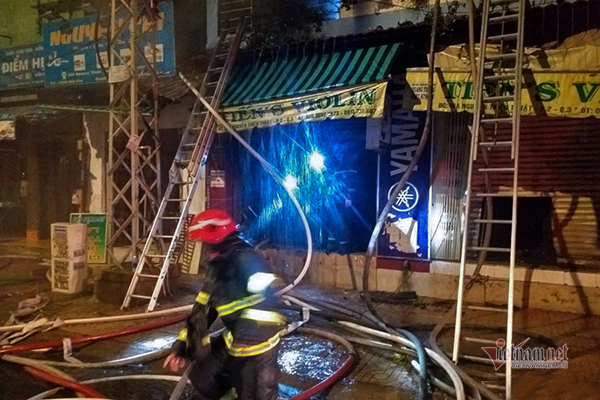 Cắt cửa cuốn cứu 4 người mắc kẹt trong đám cháy ở TP.HCM