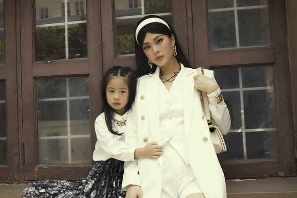 Á hậu Diễm Trang và con gái 5 tuổi sành điệu bên nhau