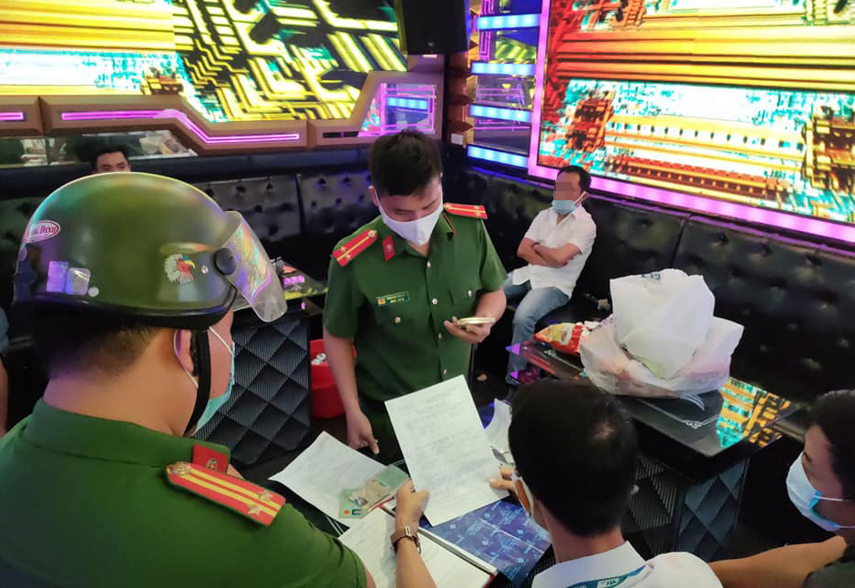 7 nam nữ phê ma túy trong quán karaoke ở Đà Nẵng