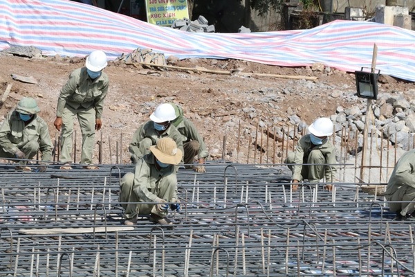 Sập giàn giáo thi công cầu, bê tông cốt thép bít kín lòng sông