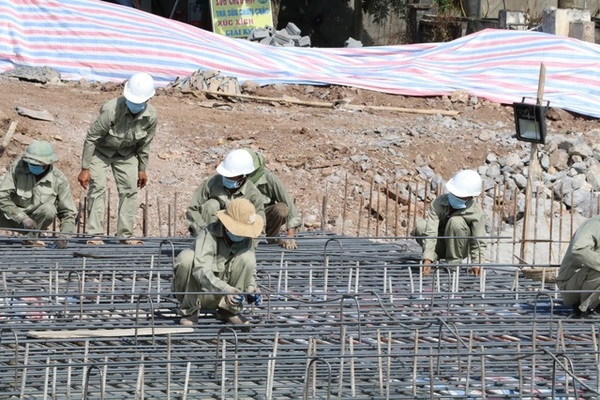 Sập giàn giáo thi công cầu, bê tông cốt thép bít kín lòng sông