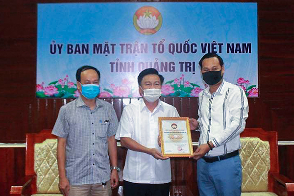 Đại diện nghệ sĩ Hoài Linh trao 2,4 tỷ đồng cho Quảng Trị