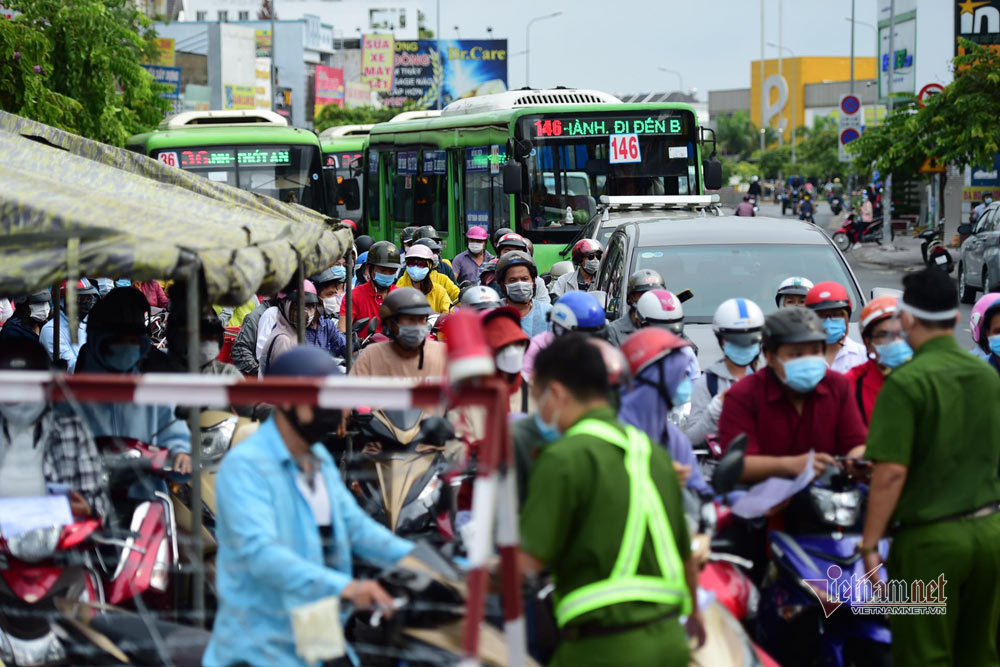 Dòng xe kẹt cứng ở các chốt phong tỏa Gò Vấp