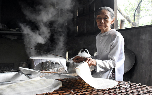 Tuy Loan rice paper making village