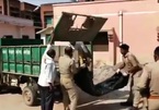 Cảnh sát Ấn Độ dùng xe rác chở thi thể nghi nhiễm Covid-19