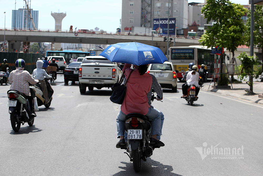 Vật lộn trong nắng nóng hơn 40 độ