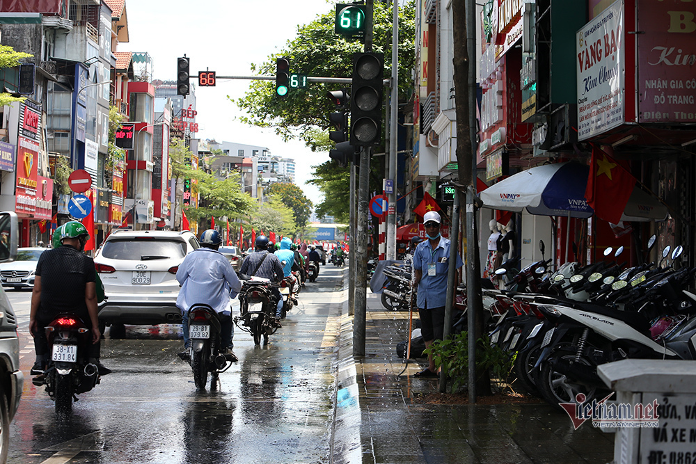 Vật lộn trong nắng nóng hơn 40 độ