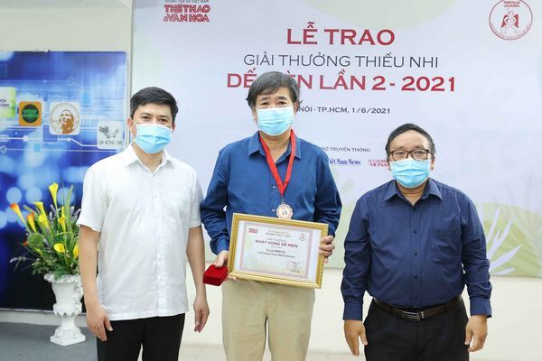 Tác giả 'Quân khu Nam Đồng' nhận giải Dế Mèn 2021