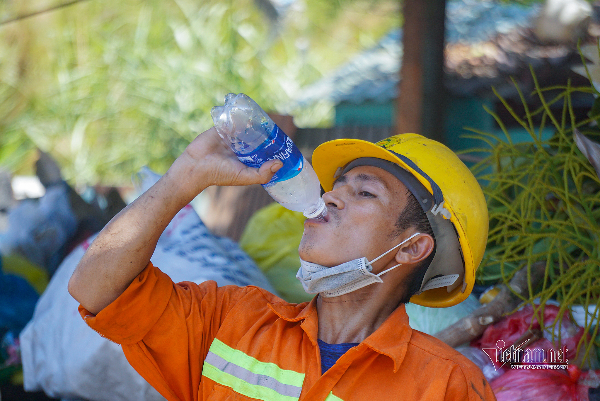 Vật lộn trong nắng nóng hơn 40 độ