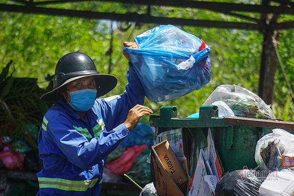 People struggle in scorching heat of over 40oC