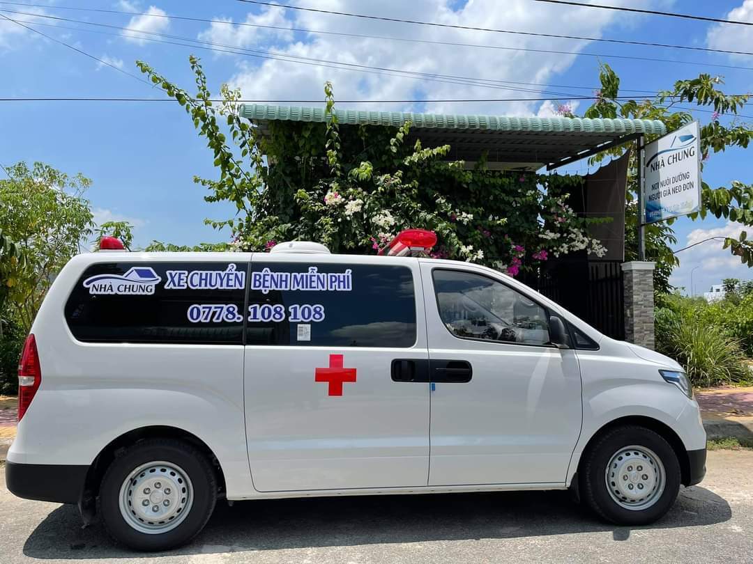 Two men buy ambulances to take patients to hospital for free