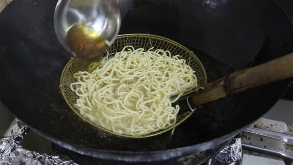 Stir-fried noodles: crunchy goodness