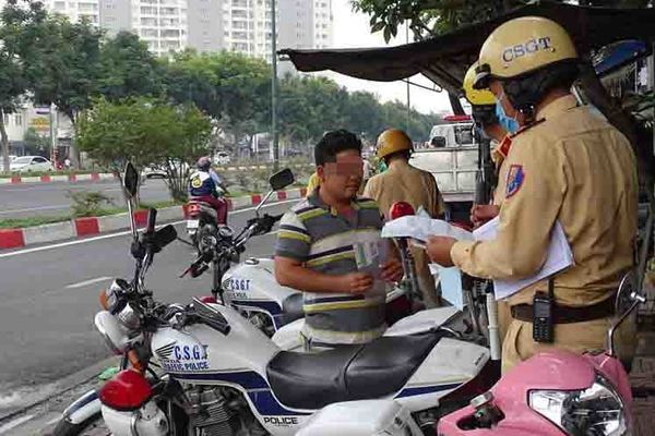 Cảnh sát giao thông phạt đến 3 triệu đồng người không đeo khẩu trang