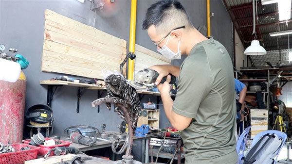 Craftsman makes interior decorations from car, bike scrap