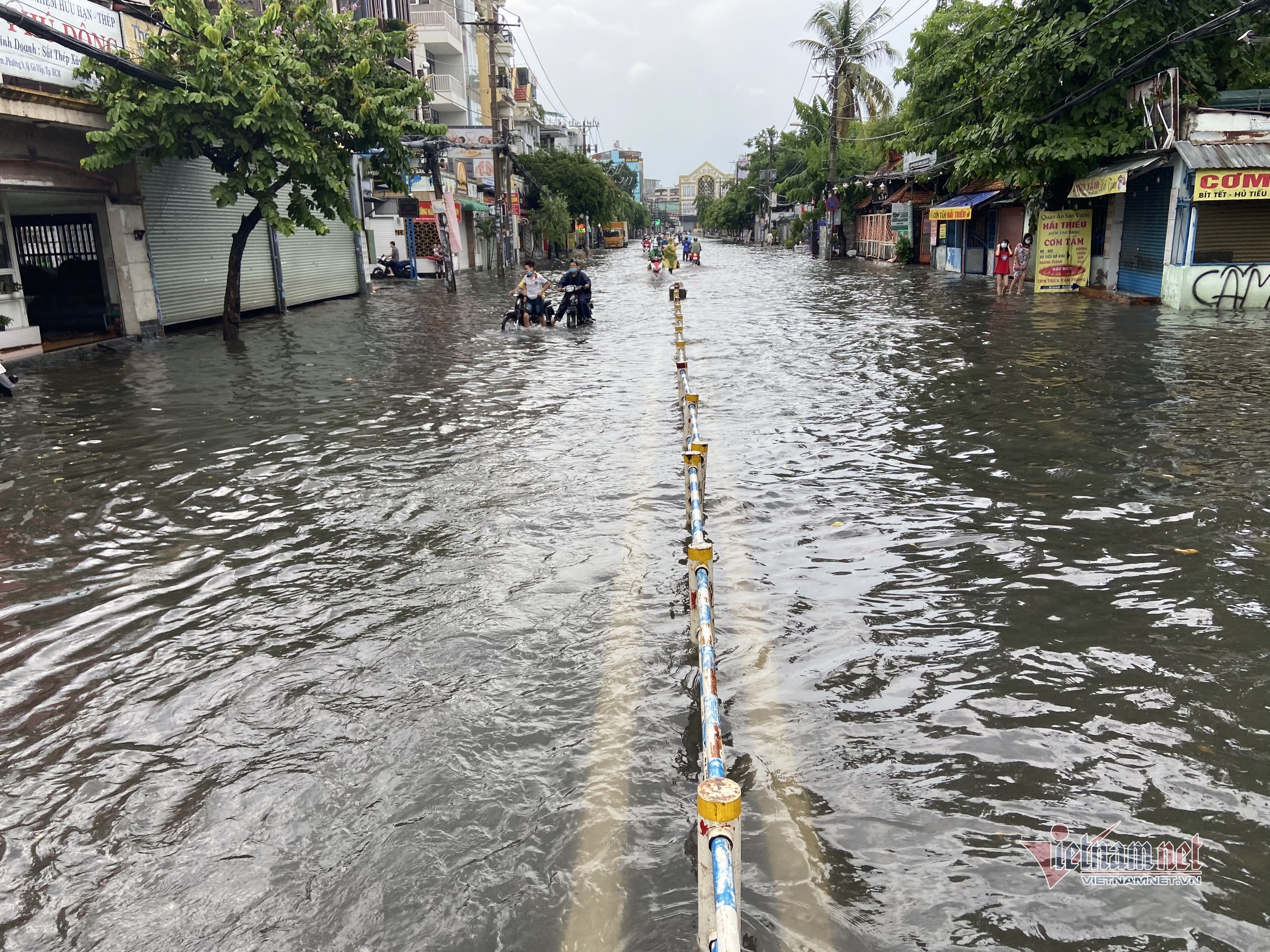 Cửa ngõ sân bay Tân Sơn Nhất ngập lênh láng sau mưa lớn