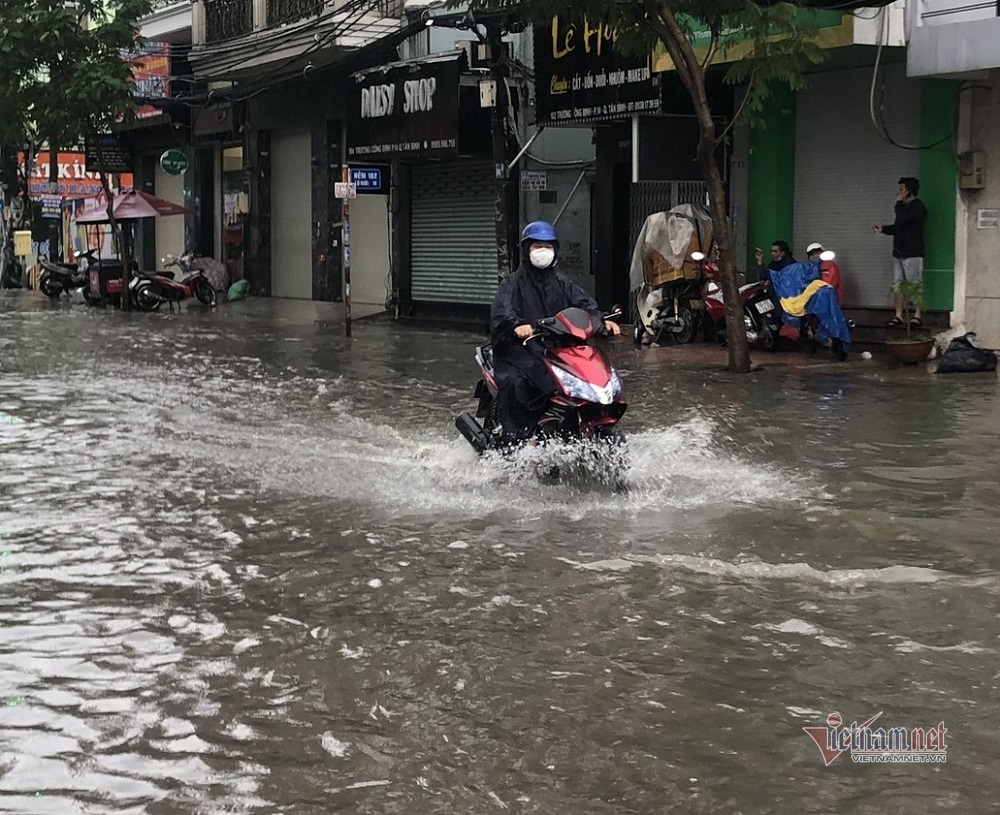 Cửa ngõ sân bay Tân Sơn Nhất ngập lênh láng sau mưa lớn