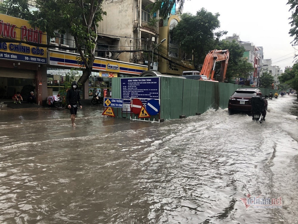 Cửa ngõ sân bay Tân Sơn Nhất ngập lênh láng sau mưa lớn