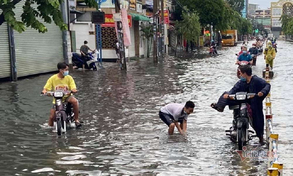 Cửa ngõ sân bay Tân Sơn Nhất ngập lênh láng sau mưa lớn