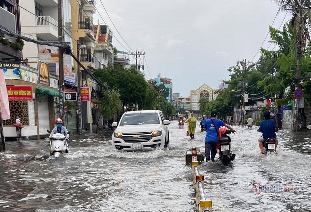 Cửa ngõ sân bay Tân Sơn Nhất ngập lênh láng sau mưa lớn