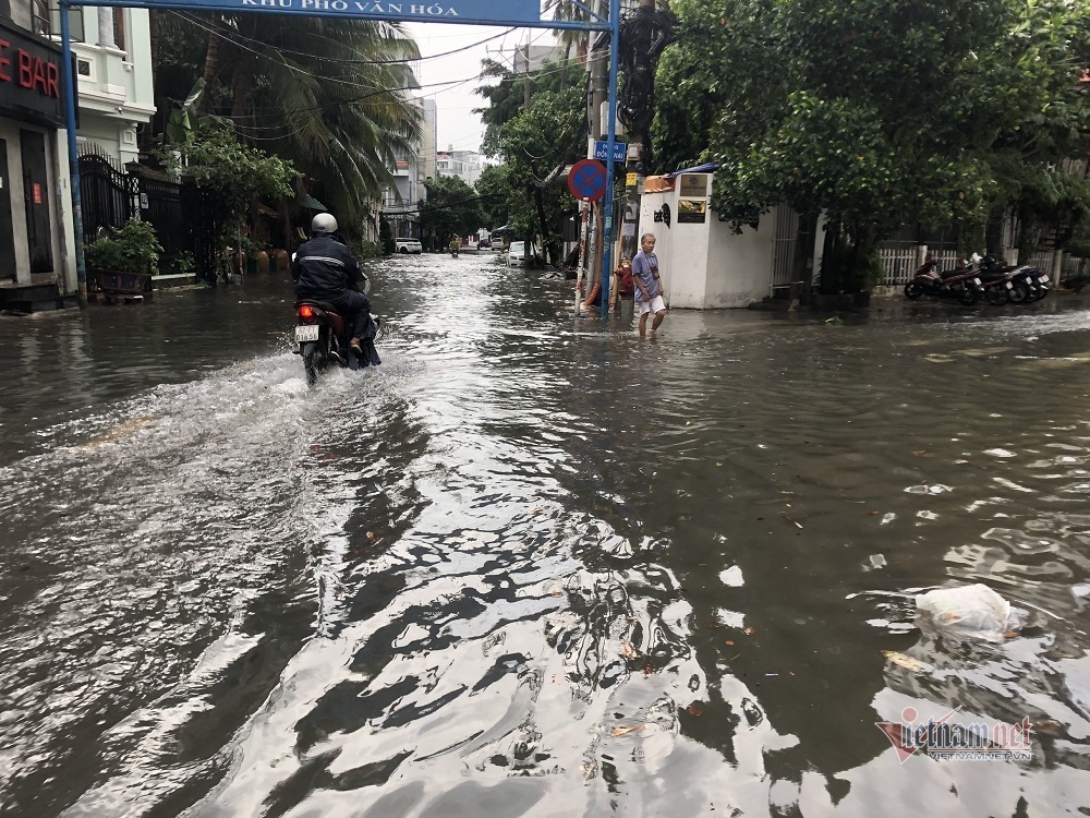 Cửa ngõ sân bay Tân Sơn Nhất ngập lênh láng sau mưa lớn