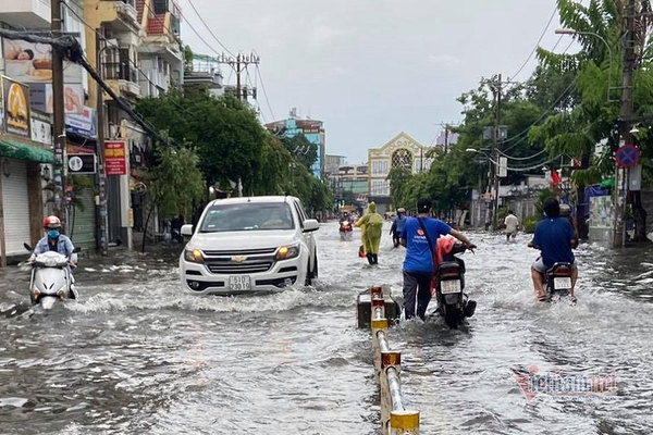 Cửa ngõ sân bay Tân Sơn Nhất ngập lênh láng sau mưa lớn